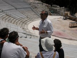 La guida -Carlo- ci parla nel Teatro greco di Siracusa (16892 bytes)